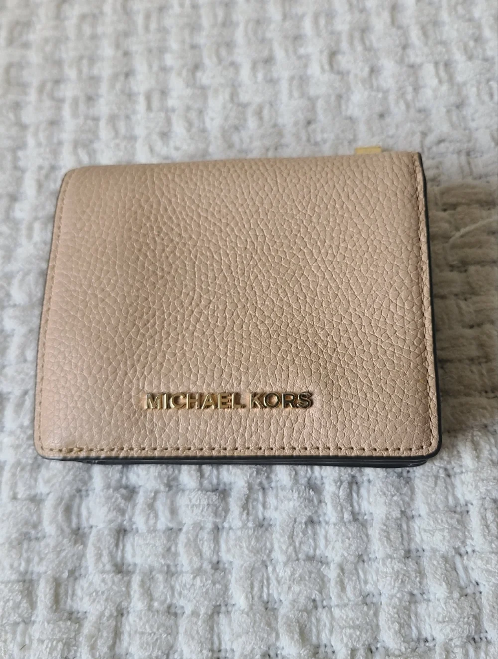 MICHAEL KORS Pebbled Leather Small Wallet in Beige with Gold Logo - Picture 2 of 12